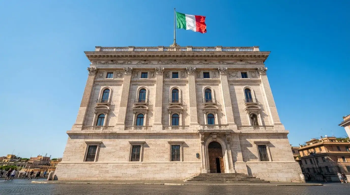 Un edificio governativo italiano con bandiera al vento fotografato dal basso in una giornata di sole.
